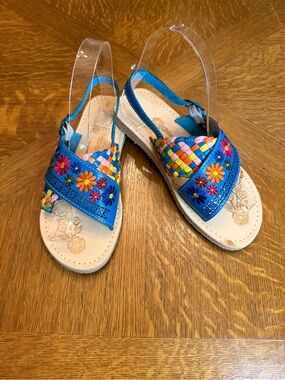 Chiapas. Shop colorful sandals